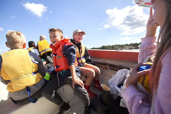 Barn som åker båt - Fotograf: Lars Epstein