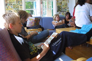 Flera barn som sitter och läser