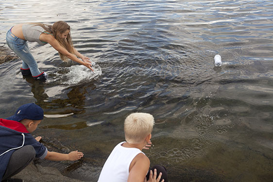 Barn vid vattenbryn - Fotograf: Lars Epstein